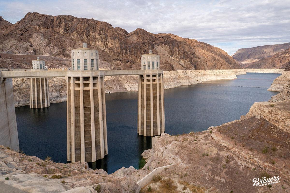 Lake Mead staut sich vor dem Hoover Dam